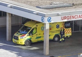 Ambulancia en la entrada de la puerta de urgencias de Valdecilla.