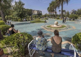 Varias personas, ayer, en los Jardines de Piquío, muy deteriorados con el suelo agrietado y su color azul desgastado.