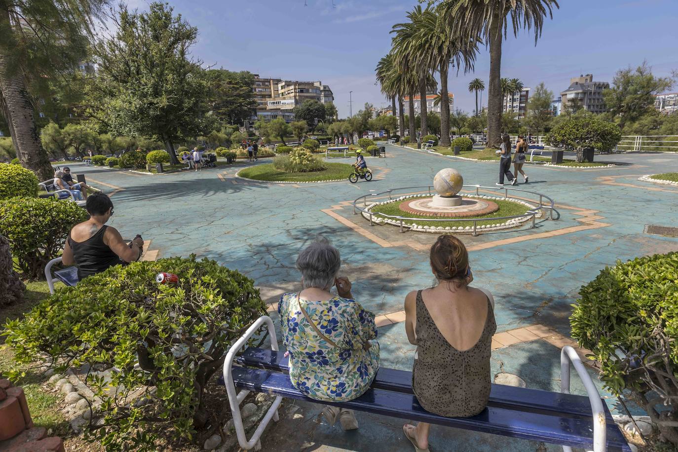 Varias personas, ayer, en los Jardines de Piquío, muy deteriorados con el suelo agrietado y su color azul desgastado.