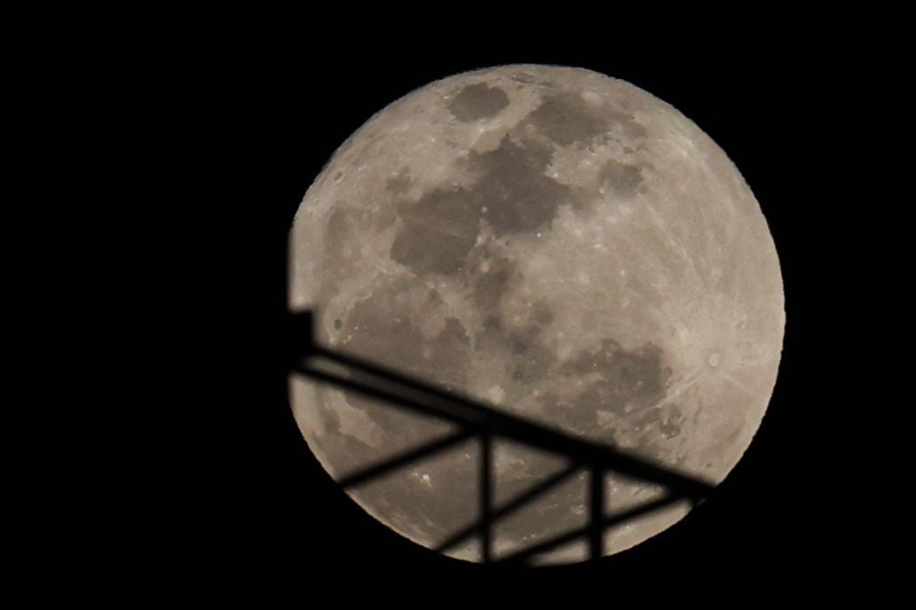 La superluna, este lunes, desde La Paz (Bolivia). 