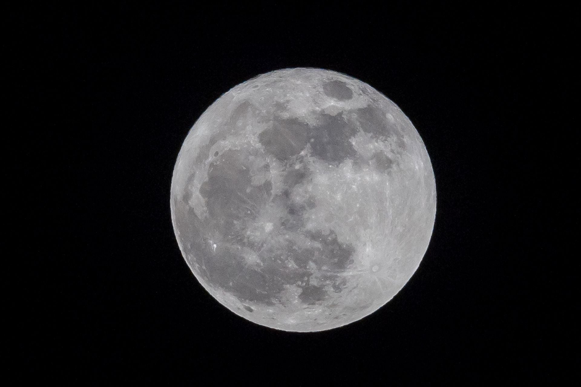 Aunque se llame Luna azul, no significa que la Luna se vea de ese color, aunque es verdad que su cercanía a la Tierra y algunas condiciones en la atmósfera pueden causar ese tono atenuado.