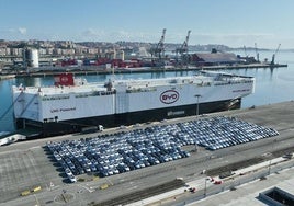 Vehículos de BYD bajando del barco de la marca en el puerto de Santander.