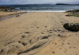 Restos de la riada de agua negra que durante la mañana de ayer recorrió la playa de Los Molinucos desde el acantilado hasta el mar.