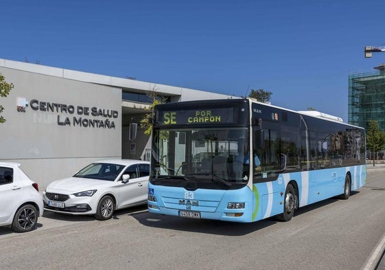 Un autobús que conecta el centro de salud de Peñacastillo y Valdecilla, ayer, frente al ambulatorio.