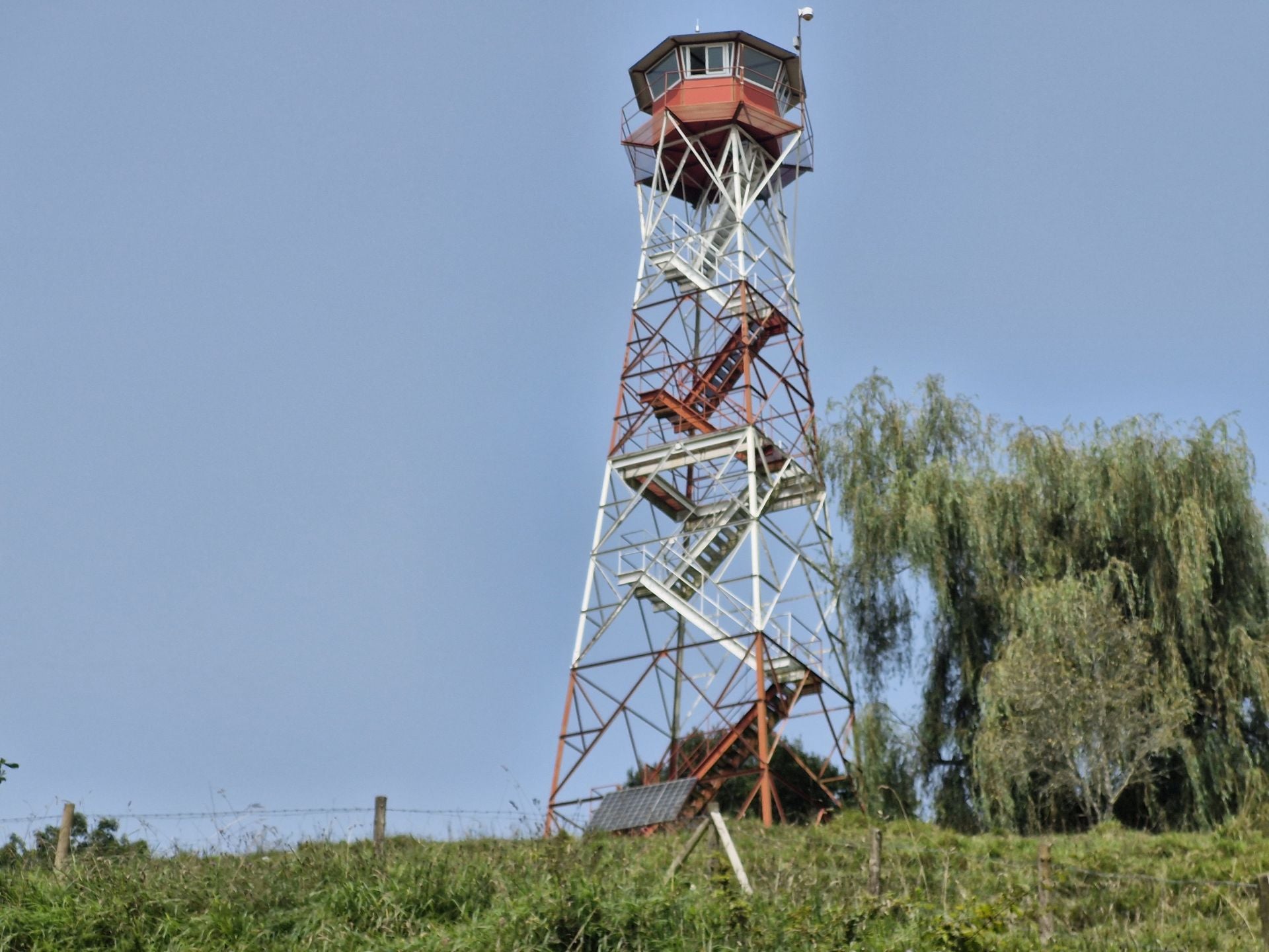 La torre de vigilancia junto a la casa de los guardas.