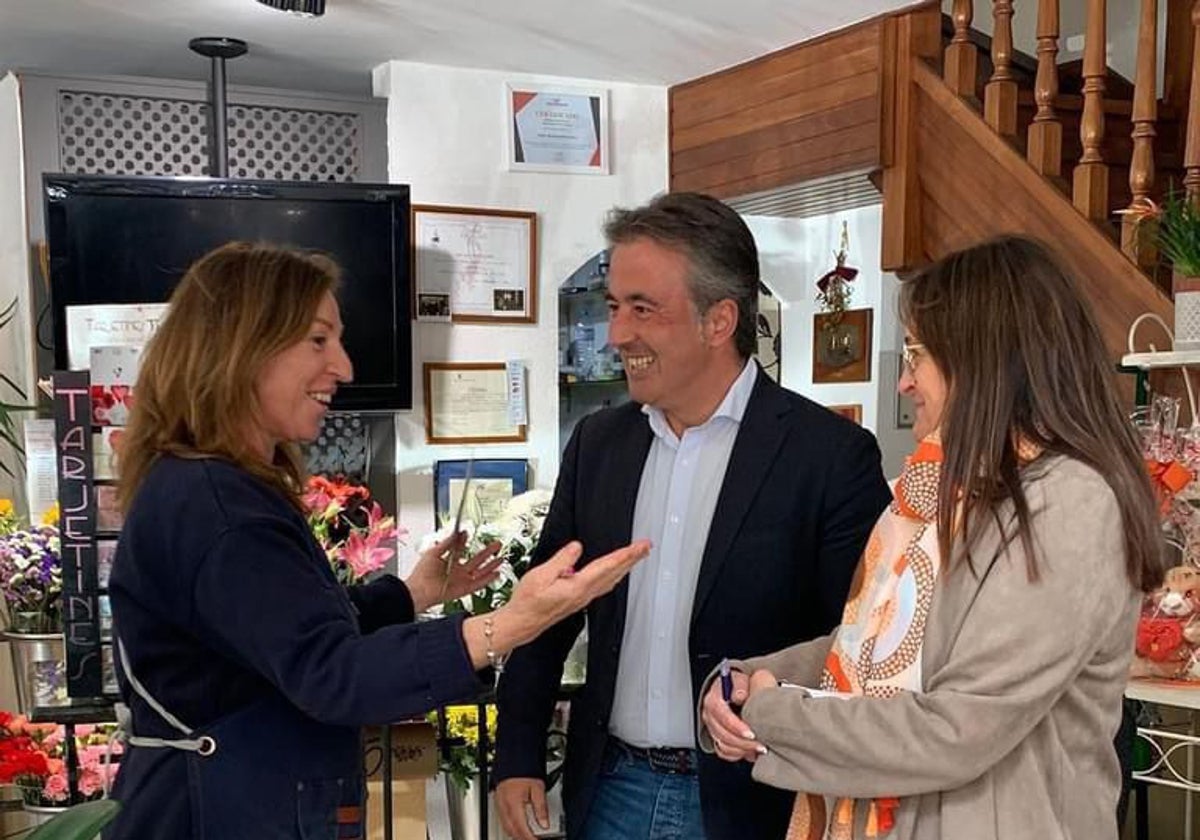 El alcalde de Camargo, Diego Movellán, durante una visita a un comercio local.