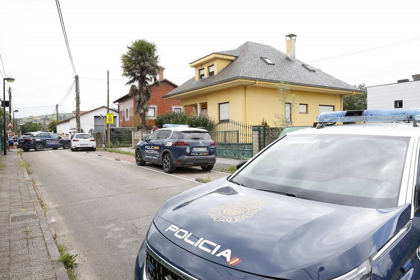 La Policía Nacional corta la calle para comprobar el estado de la vivienda.