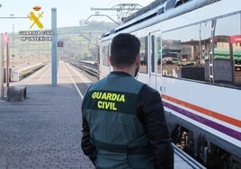 Detenidos dos jóvenes por pintar grafitis en un vagón de tren en Requejada