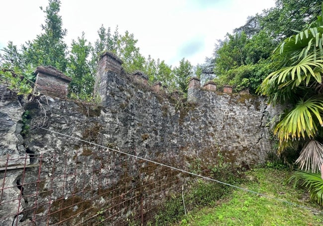 Grietas que presenta la muralla anexa al túnel.