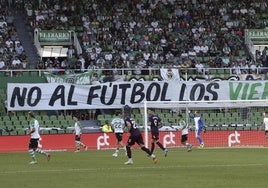 La Gradona mostró una pancarta de protesta por los partidos en viernes .