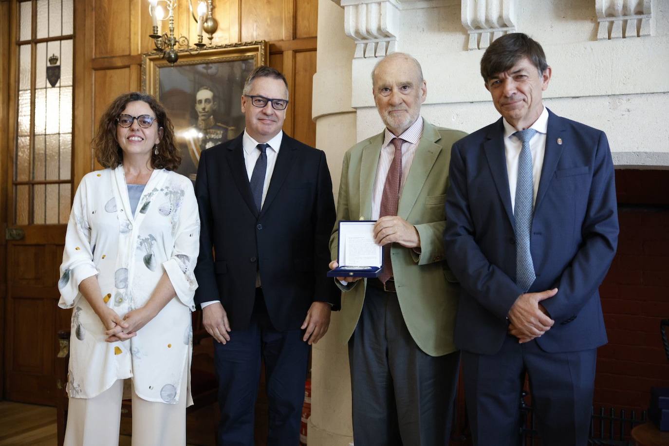 Íñigo Noriega, director de El Diario Montañés, y Mariano Linares, presidente de honor de Editorial Cantabria, entre la vicerrectora de Programación de la UIMP, Matilde Carlón, y su rector, Carlos Andradas.