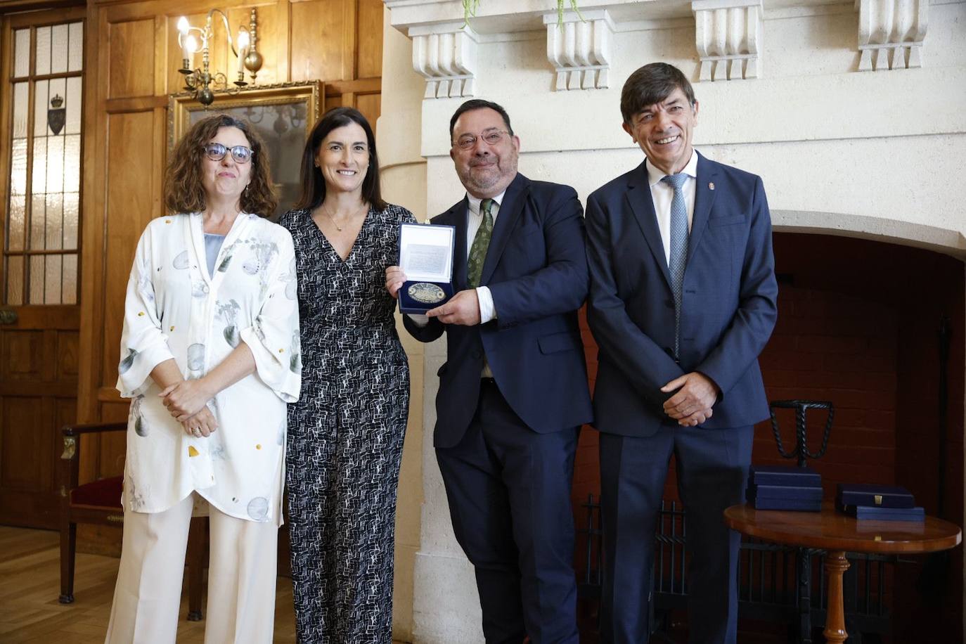 La alcaldesa de Santander, Gema Igual, presidenta del Festival Internacional de Santander, con el director artístico del FIS, Cosme Marina, flanqueados por Matilde Carlón y Carlos Andradas.