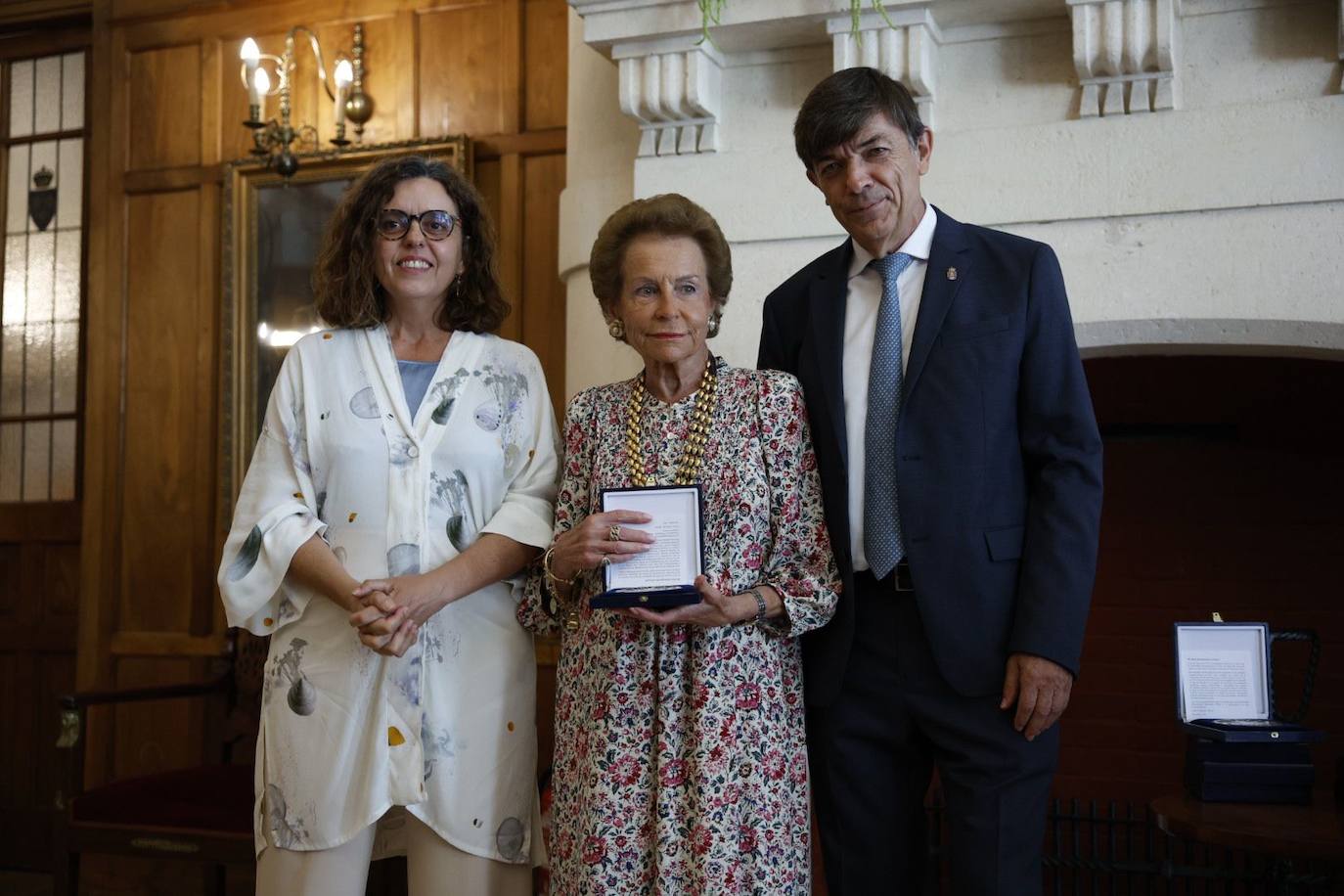 Elena García Botín, presidenta de la Asociación Cultural Plaza Porticada, con Matilde Carlón y Carlos Andradas.