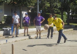 El Club Magrin francés practica el Quilles de Huit.