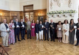 José Ramón Ruiz, María Cagigas, Ángel Pazos, Íñigo Noriega, Mariano Linares, María Ángeles Osorio, Annelies Kaufmann, Paloma O'Shea, Carlos Andradas, Gaspar Laredo, Elena García Botín, Matilde Carlón, Gema Igual y Cosme Marina posan tras la entrega de las medallas conmemorativas. daniel pedriza