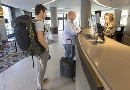 Imagen de un par de turistas en la recepción del hotel Bahía de Santander.