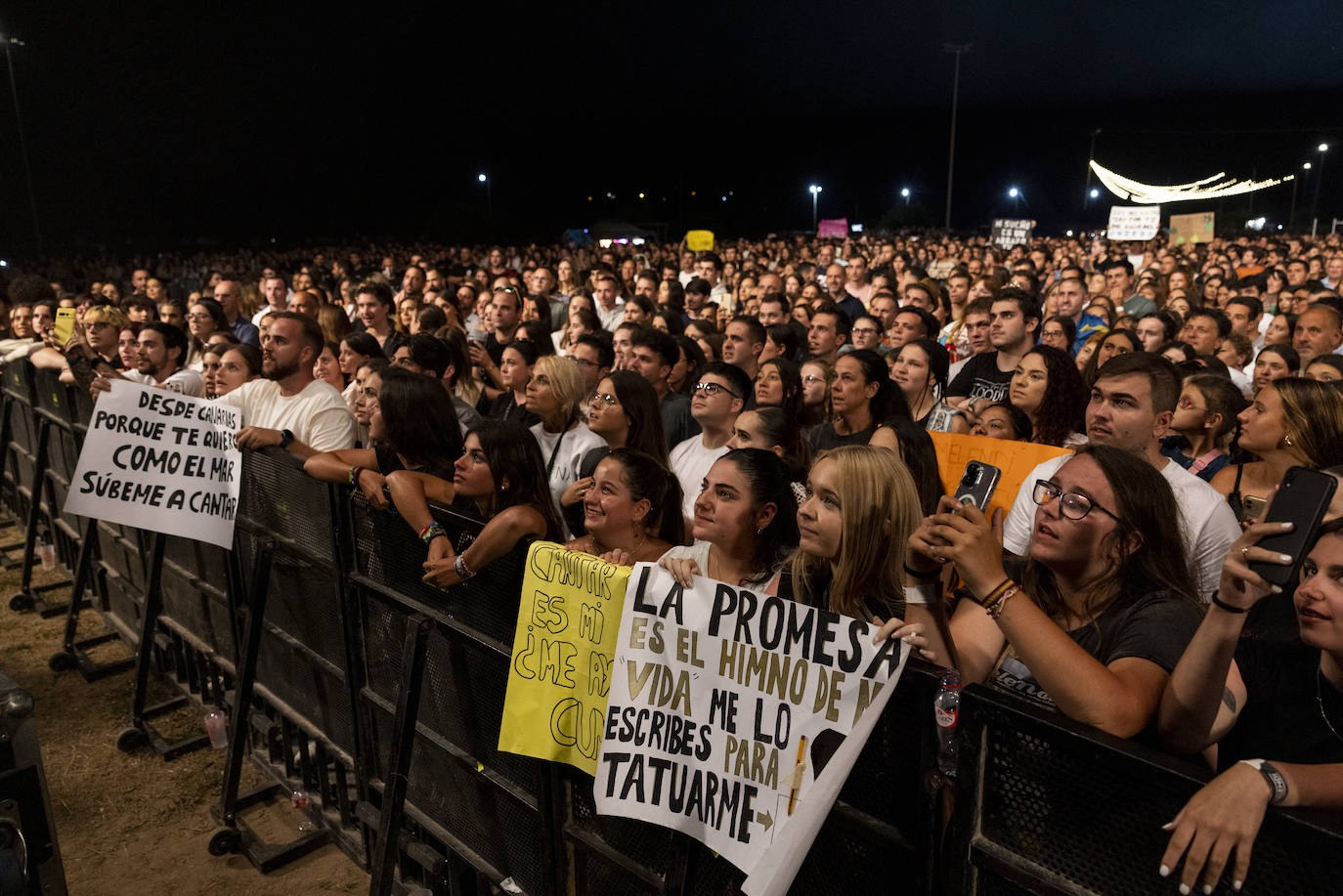 Rostros entregados de los fans de las primeras filas