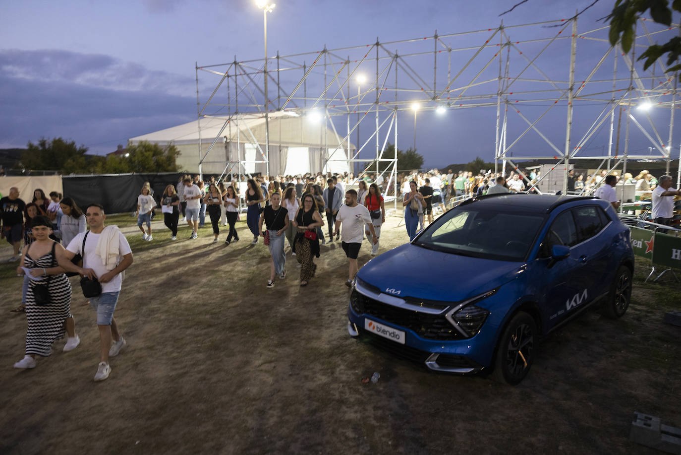 Los fans, accediendo al interior del recinto 