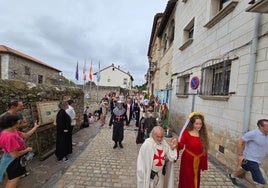 Recreación de un desfile medieval por la Puebla Vieja barquereña.