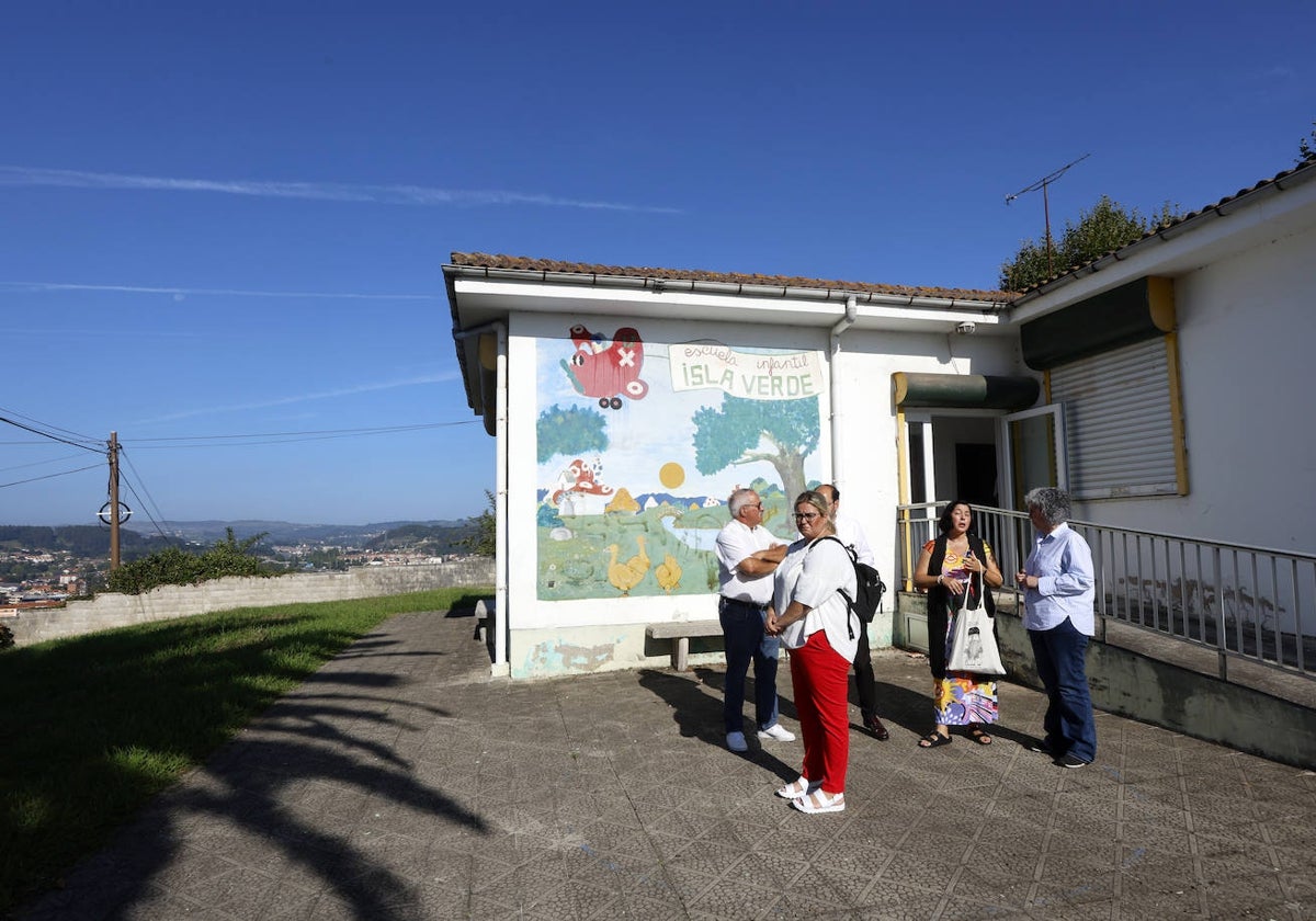 Concejales y miembros de la Asociación de Familiares de enfermos de Alzheimer de Cantabria (AFA), este viernes, frente al futuro centro de día, en el barrio Emilio Revuelta.