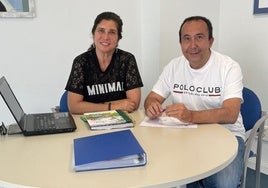 Nuria San Millán y Carlos Fernández durante la firma del convenio.