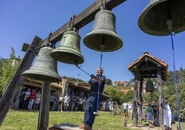 Uno de los campaneros que participó en la exhibición interpreta un toque de campana en la finca de Portilla