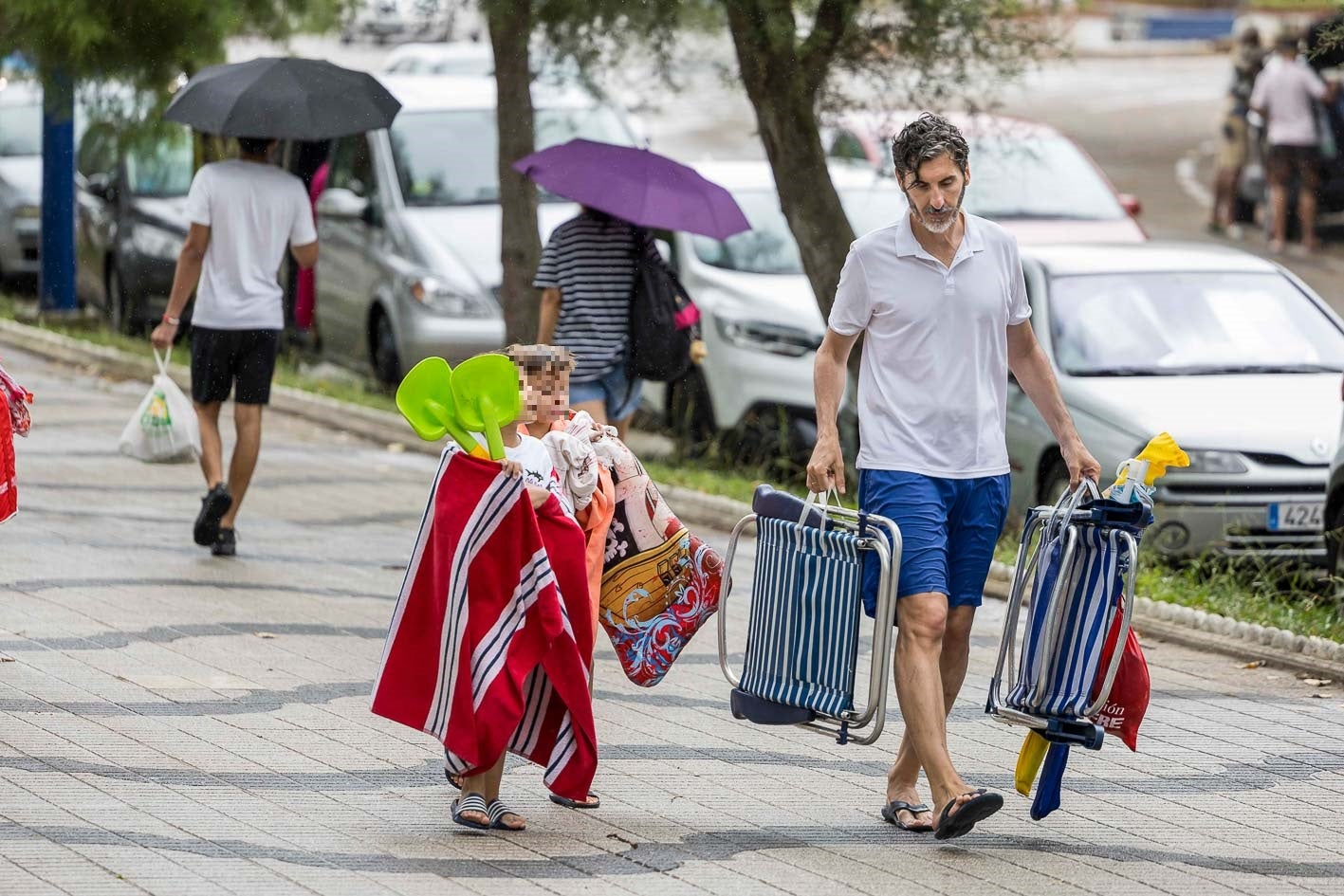 La vuelta a casa con los bártulos pasada por agua.