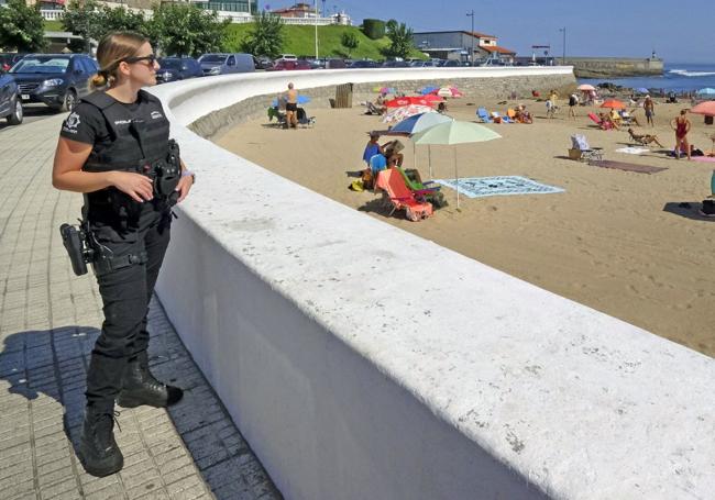 La agente de Policía Local en la playa de Comillas.