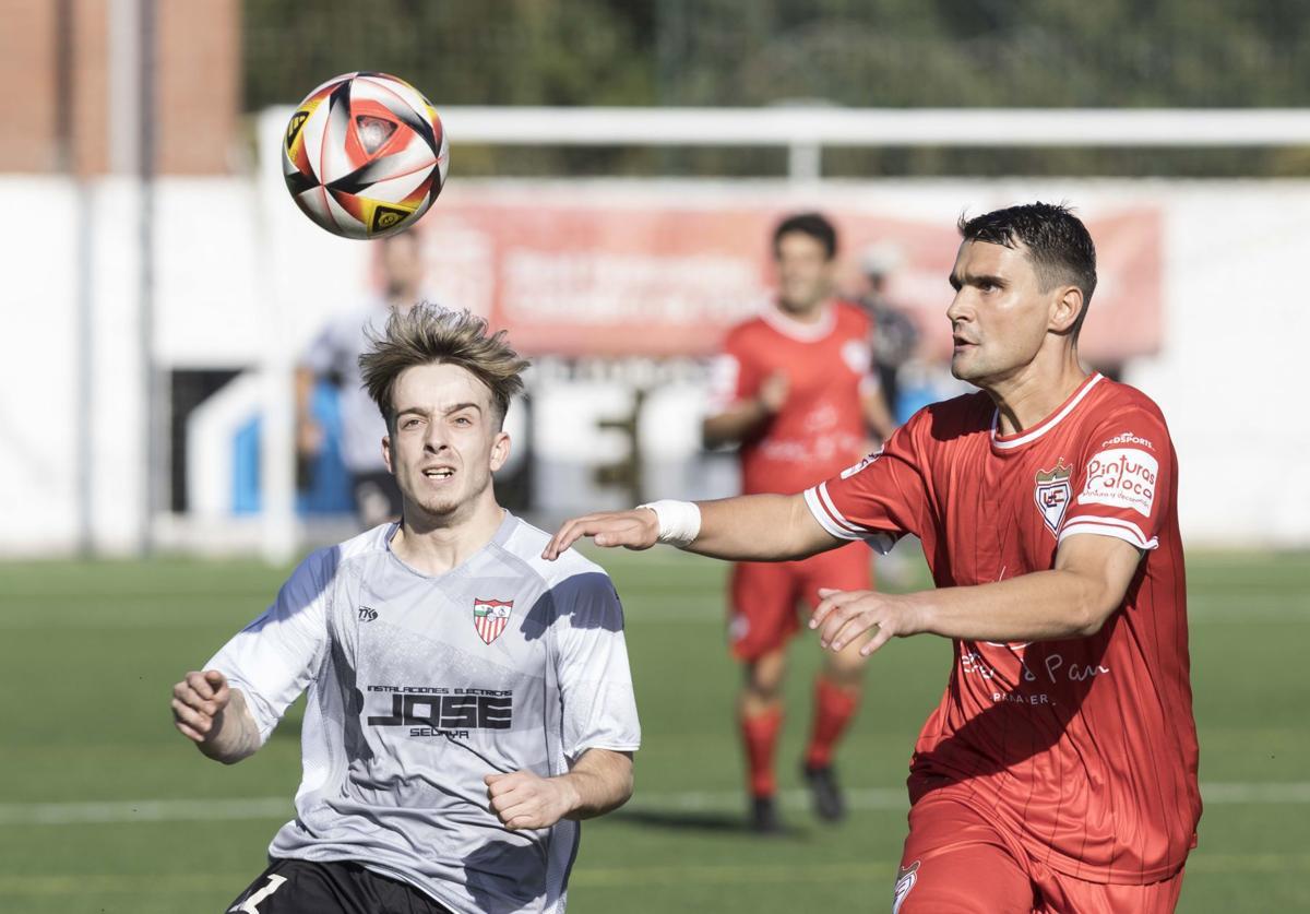 A la izquierda Arenal, del Selaya, y Abad, del Cartes, a la derecha, tratan de llegar al balón