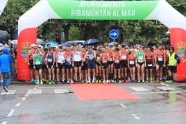 Los atletas, antes de la salida de la carrera en Galizano.