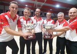 Cristian Lavid, Óscar González, Pedro Gutiérrez, David Penagos, Alfredo Aja y Jesús Salmón celebran la consecución del título.