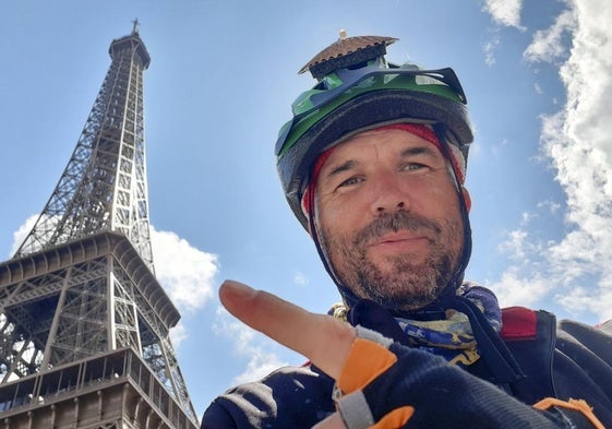 Un selfi del cántabro delante de la Torre Eiffel de París.