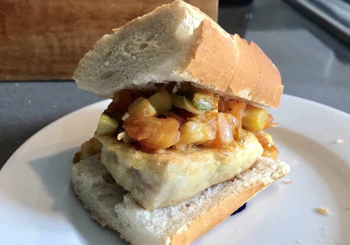 Un bocadillo de bonito de lo más apetecible.