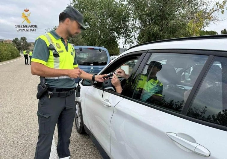 Control de alcoholemia realizado por la Guardia Civil de Tráfico.