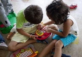 Dos menores tutelados en una familia de acogida.