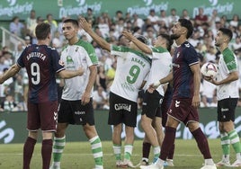 Jugadores del Racing y el Eibar, en el momento en que se estaba revisando la jugada.