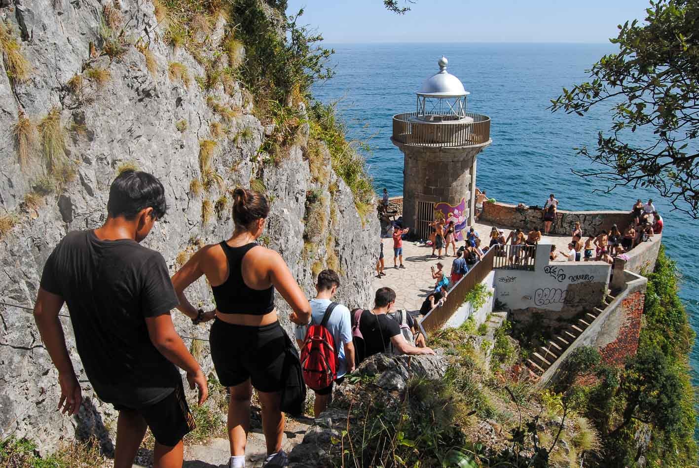 Visitantes descendiendo los últimos escalones para llegar a la base del faro.