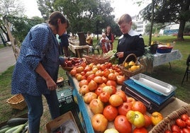 Uno de los puestos que participó en el Festival del Tomate el año pasado, en Torrelavega.