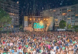 Pejinos y visitantes se han citado en la Alameda Miramar para asistir al chupinazo que ha marcado el inicio de la Semana Grande.