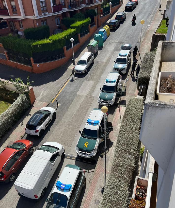 Imagen secundaria 2 - El despliegue de vehículos de la Benemérita para intervenir en la calle Derechos Humanos, en Castro Urdiales. 