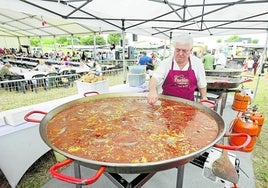 Ángel López lleva ya veinte años recorriendo las fiestas populares con sus paellas gigantes.