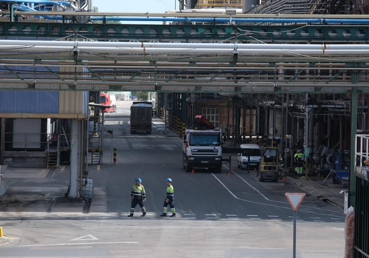 Interior de la planta de Solvay en Barreda, este martes tras el accidente.