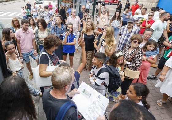 Miembros de Alouda hacen recuento de los niños al subir al autobús que les llevó al aeropuerto de Bilbao.