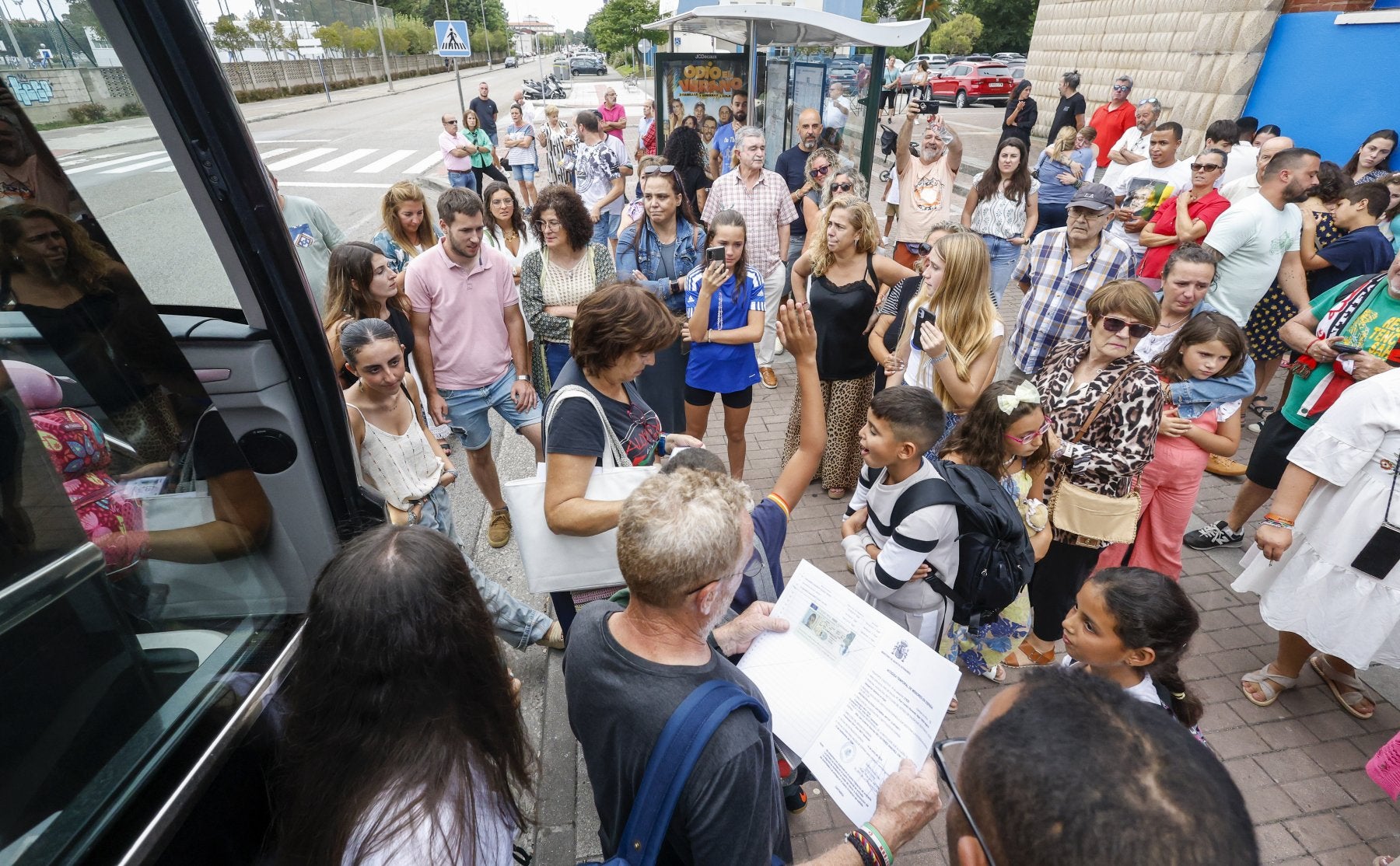 Miembros de Alouda hacen recuento de los niños al subir al autobús que les llevó al aeropuerto de Bilbao.