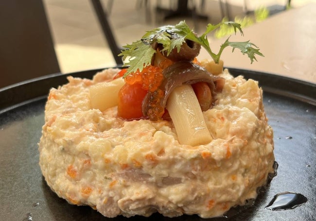 Ensaladilla Juntad, con cebolleta encurtida.