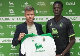 Maguette Gueye luce la equipación del Racing durante su presentación como nuevo jugador del club.