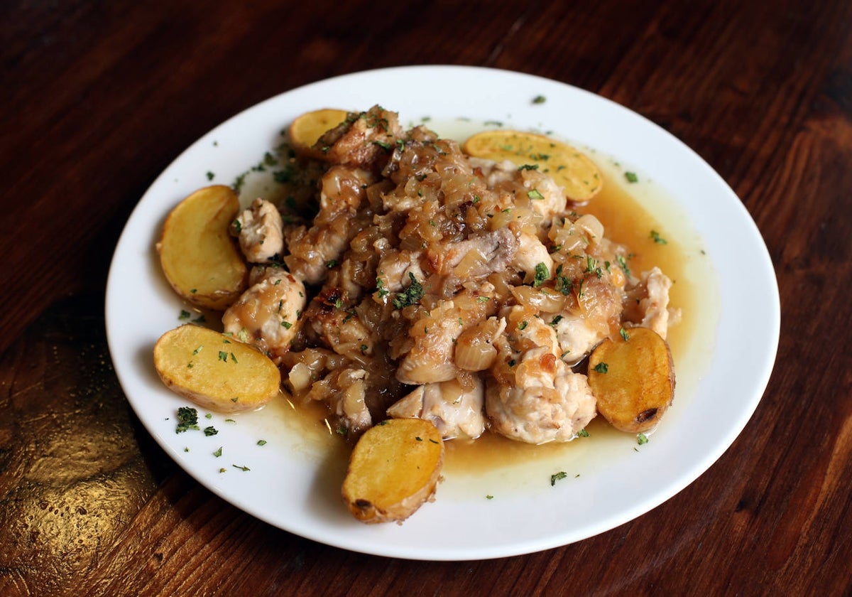 Una de las múltiples versiones de bonito encebollado.