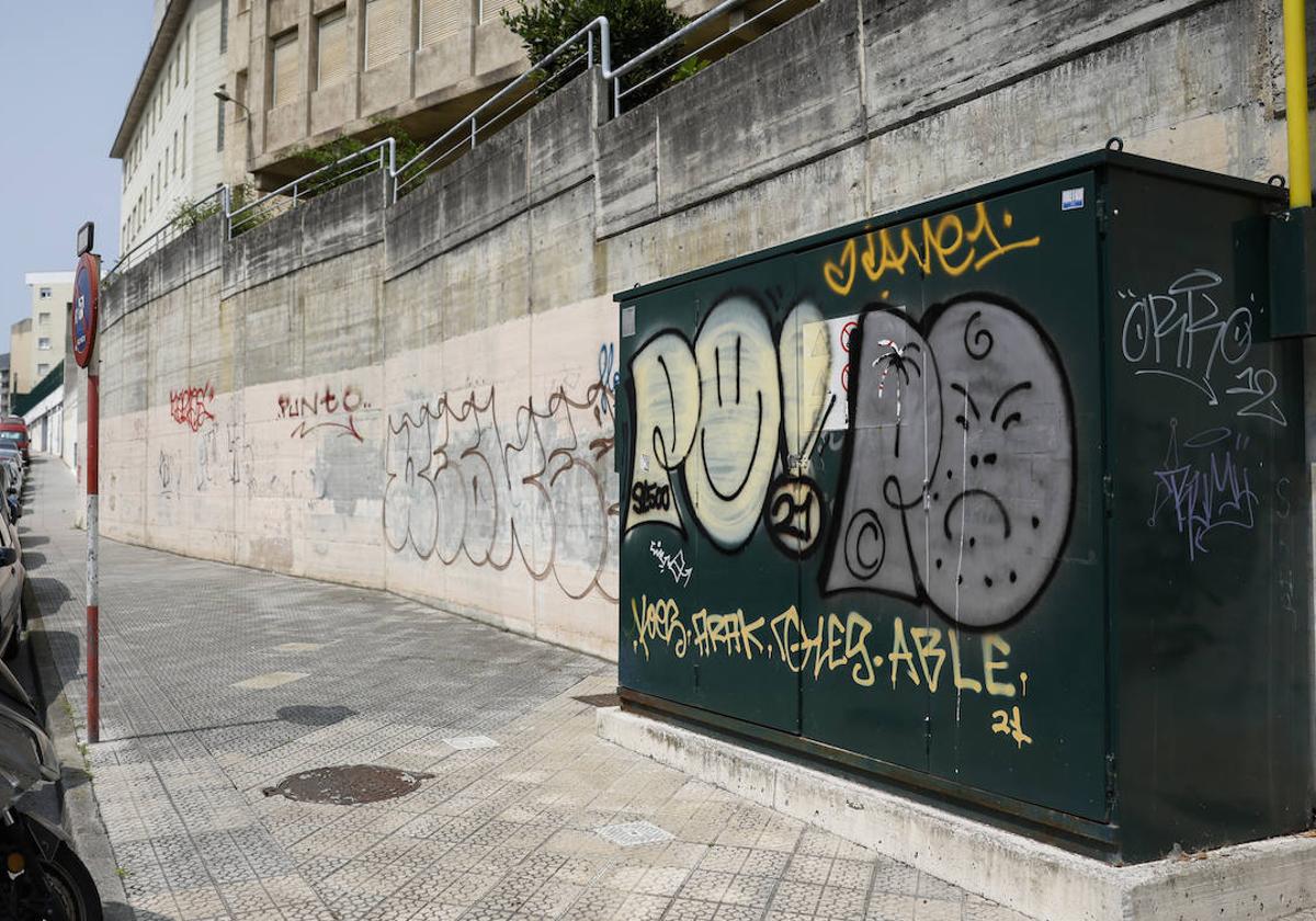 La calle León Felipe de Santander, con sus paredes llenas de grafitis.