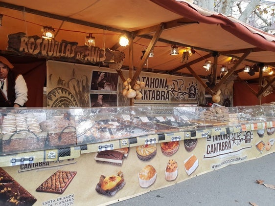 El puesto de La Tahona Cántabra vuelve un año más a la Alameda con sus dulces tradicionales.