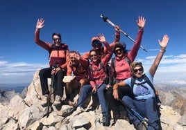 Imagen en la cima de Peña Vieja de los pacientes oncológicos Arantxa Pla y José Antonio Tocino; las doctoras de Valdecilla Marta López Brea y Laura Sánchez Moreno; el coordinador de 'A Pulmón', Alberto Urtasun; y el presidente de AEACaP, Bernard Gaspar.